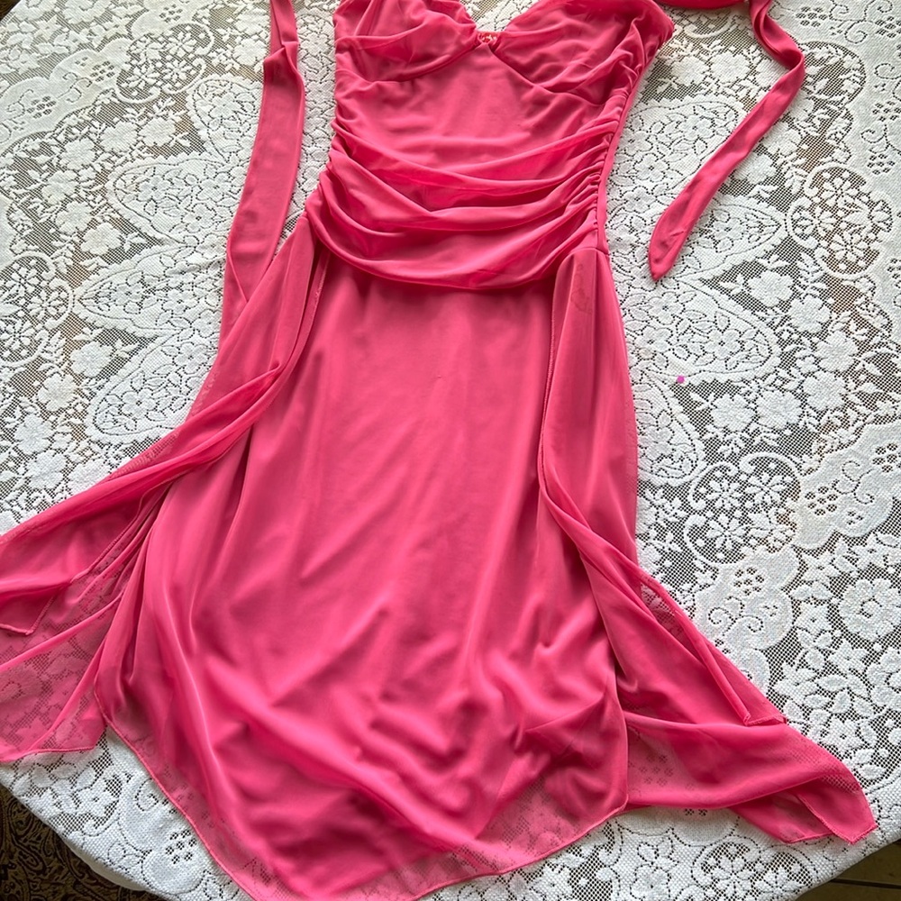 Cóctel dress. Hit pink. Uneven hem. MIDI.